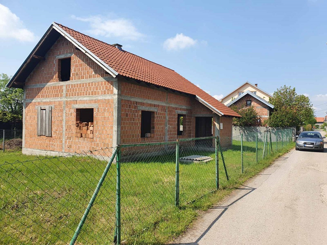 Kuca 160m2 dvoriste 5ari BMW 2010god bazen 6x6m 1