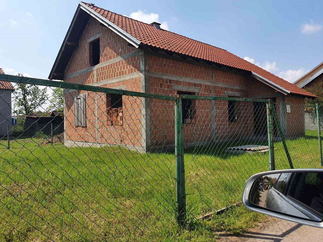 Kuca 160m2 dvoriste 5ari BMW 2010god bazen 6x6m 2