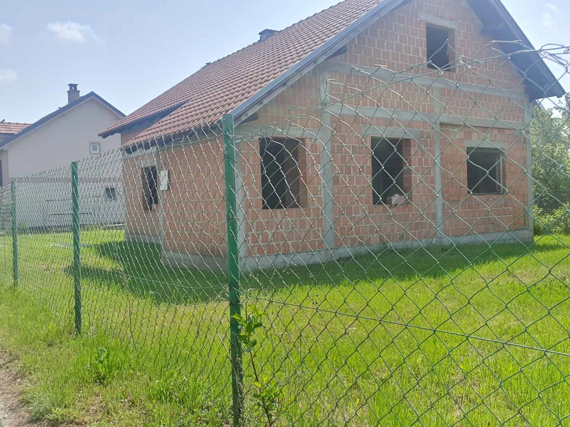 Kuca 160m2 dvoriste 5ari BMW 2010god bazen 6x6m 3