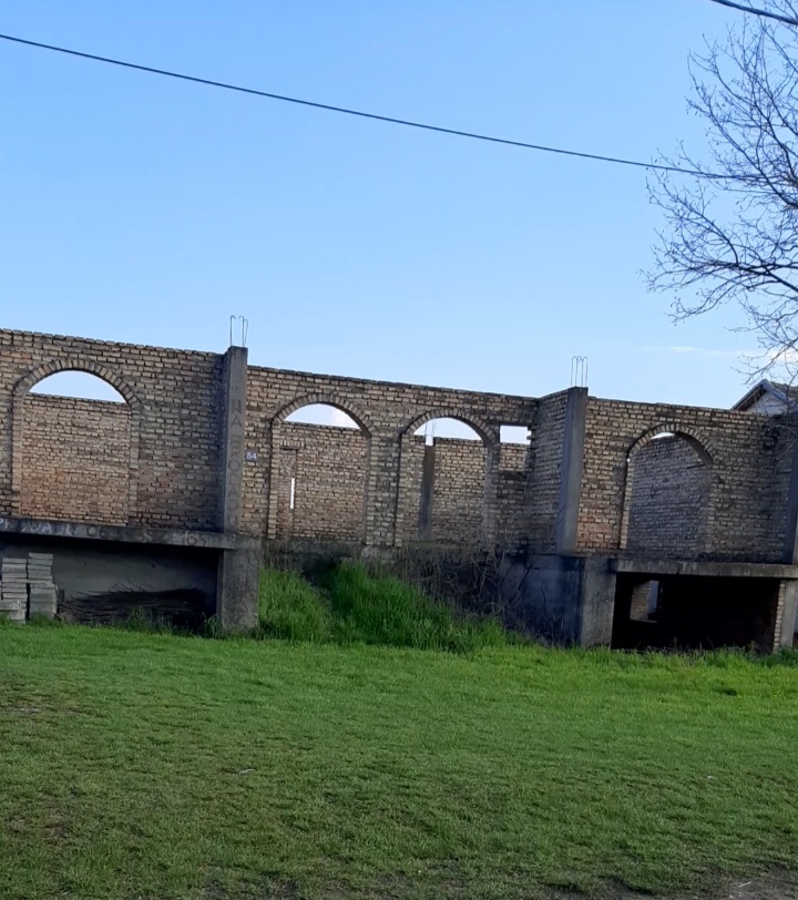 Plac u Dobanovcima sa objektom u izgradnji 2