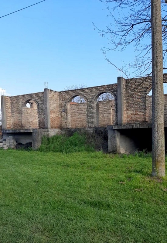 Plac u Dobanovcima sa objektom u izgradnji 3