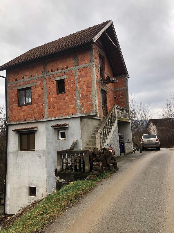 Prodajem useljivu kucu u Bajinoj Basti 1