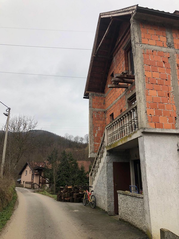 Prodajem useljivu kucu u Bajinoj Basti 2