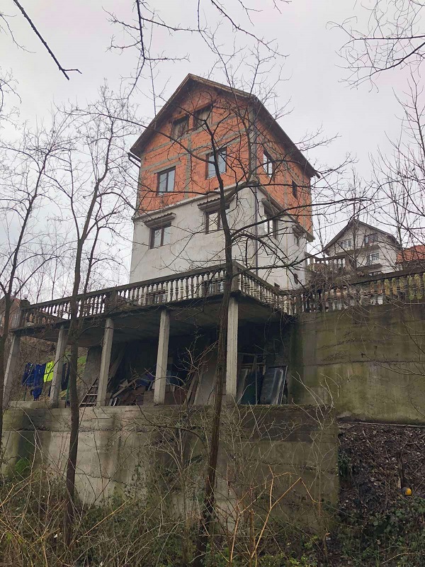 Prodajem useljivu kucu u Bajinoj Basti 3