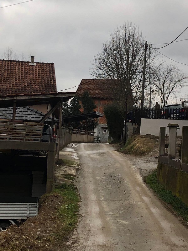 Prodajem useljivu kucu u Bajinoj Basti 4