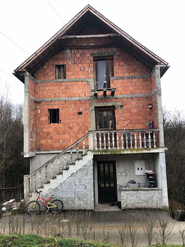 Prodajem useljivu kucu u Bajinoj Basti 5