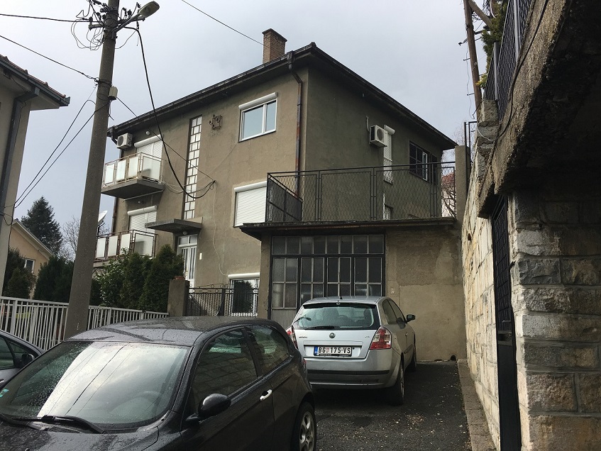 Kuca sa garazom i dvoristem na pocetku Zvezdarske sume 1