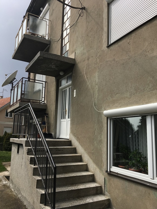 Kuca sa garazom i dvoristem na pocetku Zvezdarske sume 2