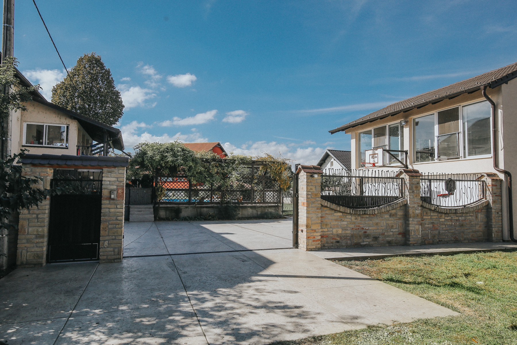 Luksuzna vila sa bazenom 5