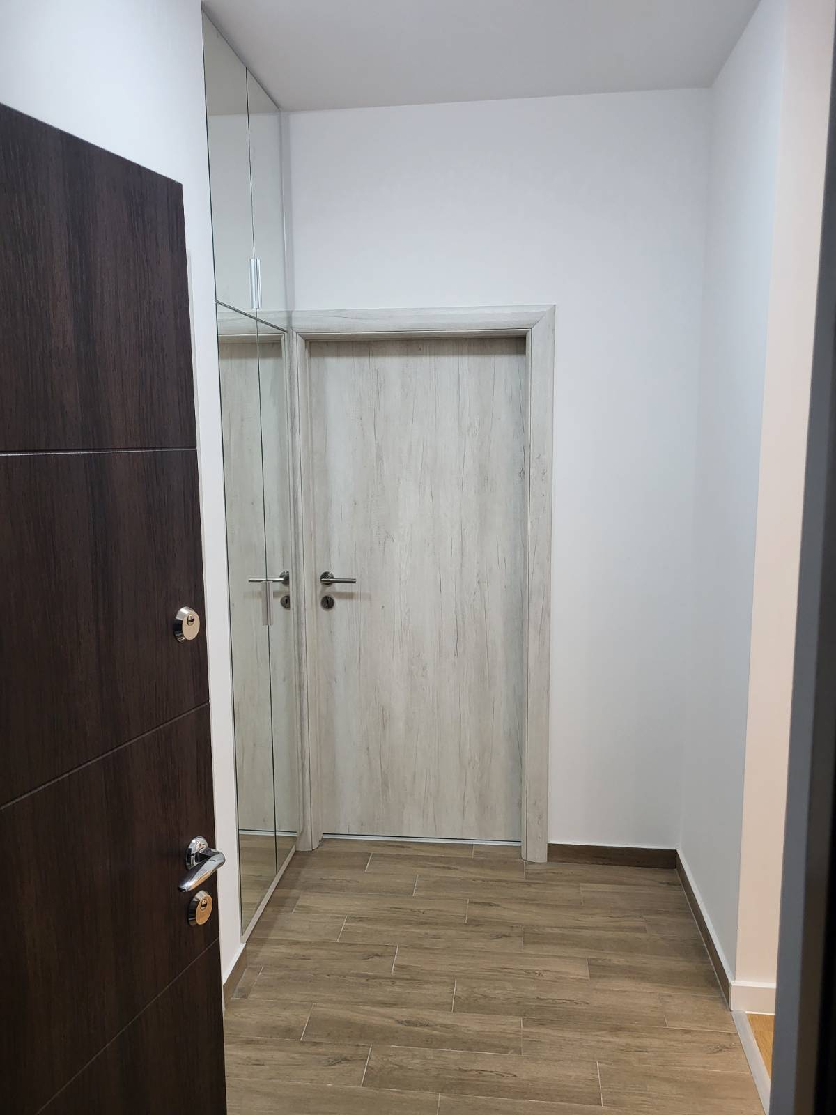 Na prodaju nov lux dvosoban stan sa dva garazna mesta zatvorenog tipa 3