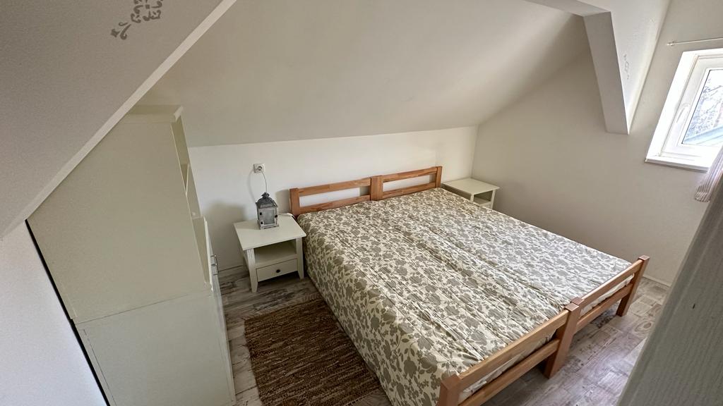 Izdaje se trosoban stan u centru 2