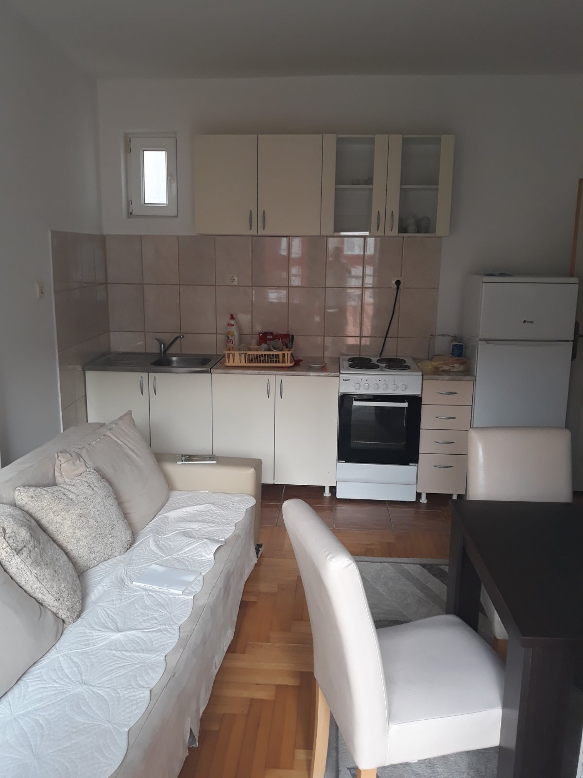 Izdaje se stan  Novi Sad Podbara 5