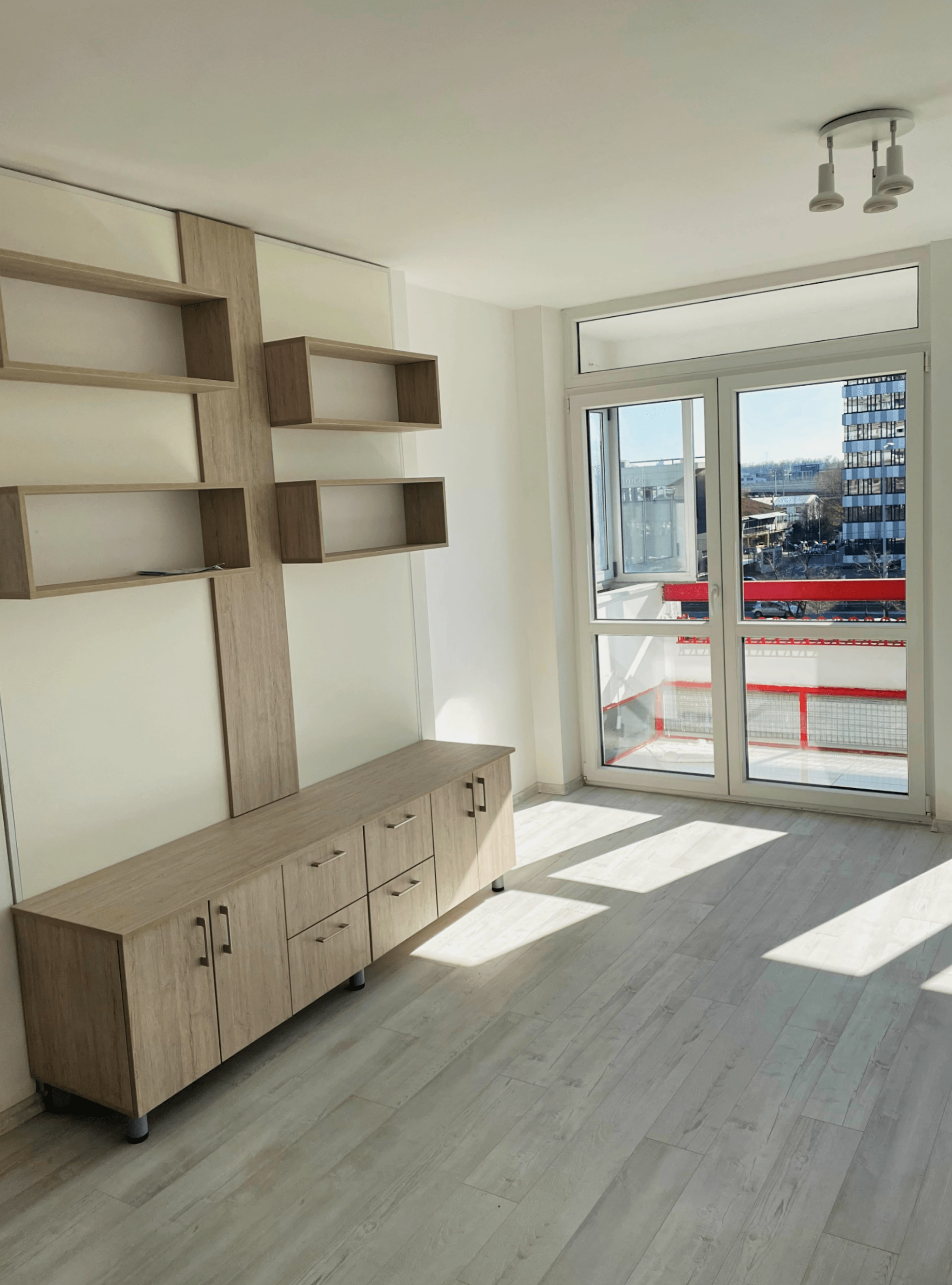 Nedavno renoviran  sunčan i prostran stan u Milutina Milankovića 10