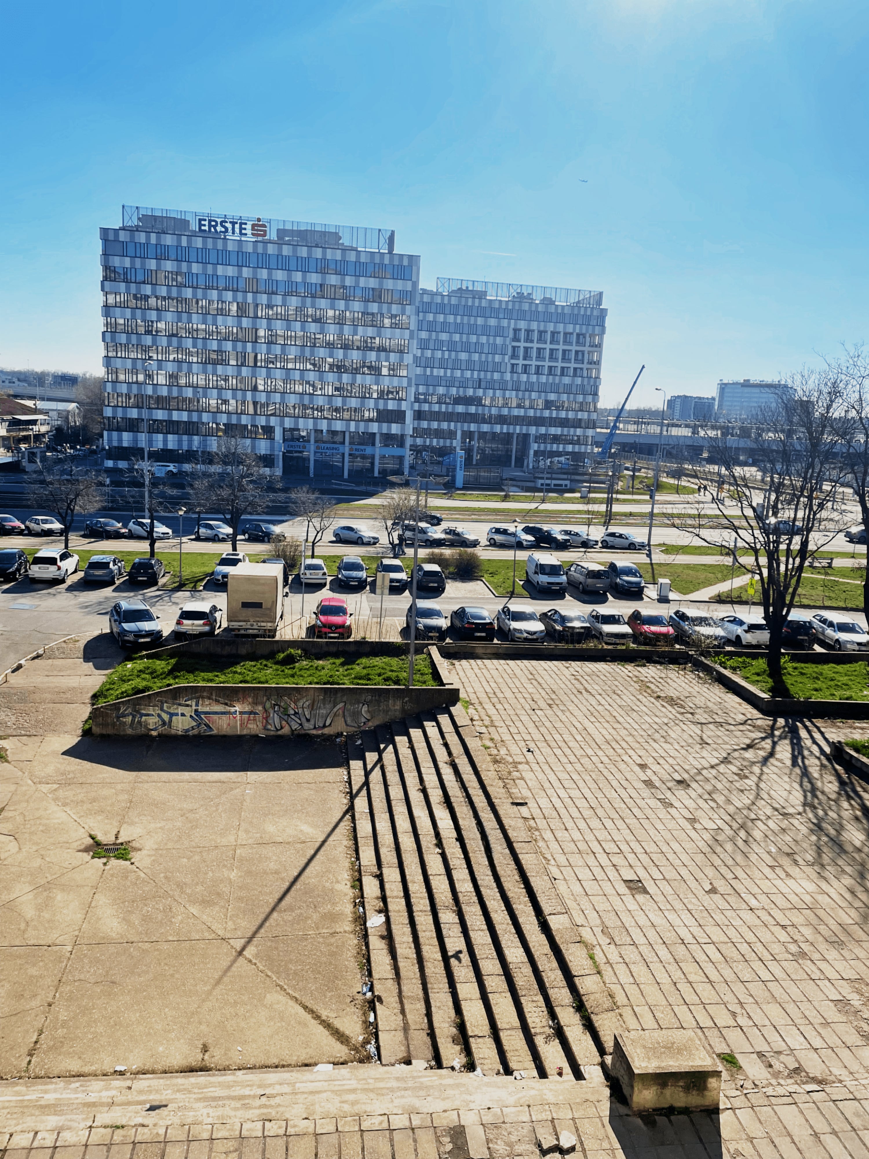 Nedavno renoviran  sunčan i prostran stan u Milutina Milankovića 8