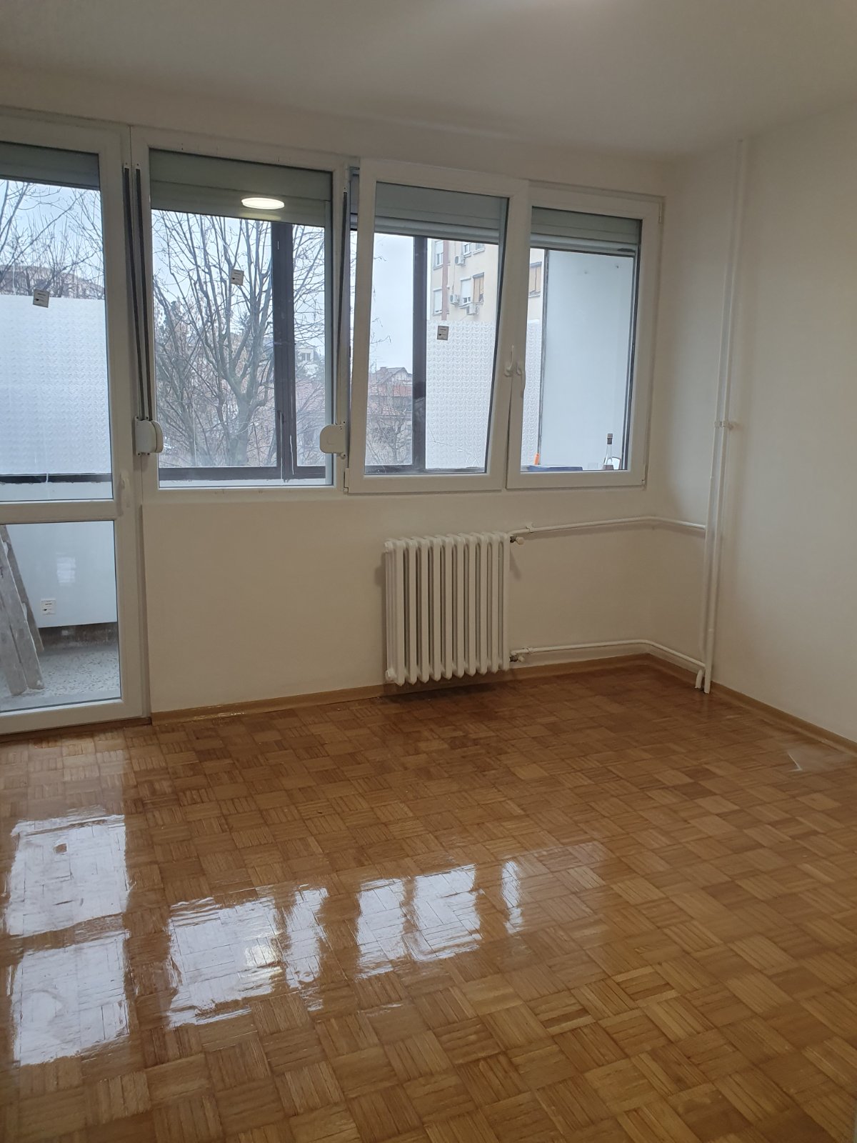 Dvosoban stan u Nemanjinoj   prvi sprat   kompletno renovirano 2