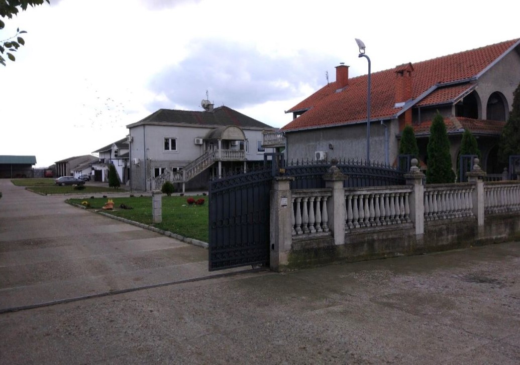 Kuća i Poslovne zgrade na prodaju 1