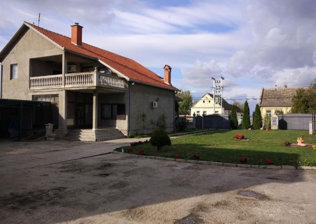 Kuća i Poslovne zgrade na prodaju 2