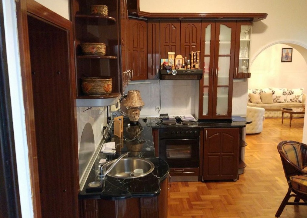 Kuća i Poslovne zgrade na prodaju 4