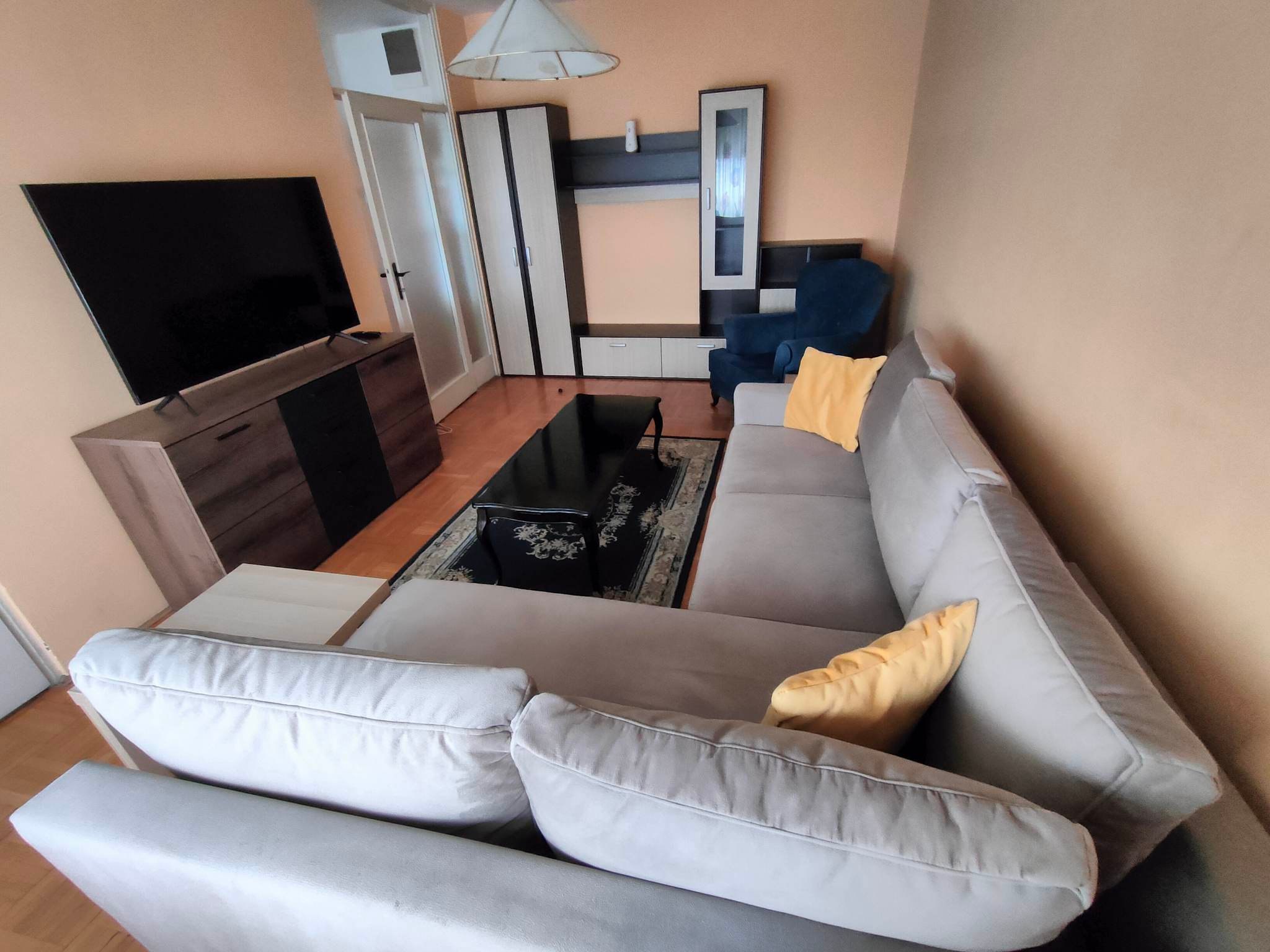 Izdajem trosoban komforan stan na Crvenom Krstu 1