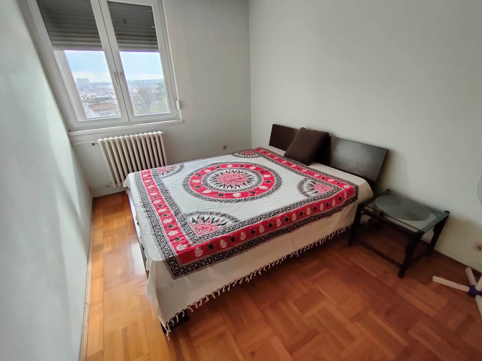 Izdajem trosoban komforan stan na Crvenom Krstu 5