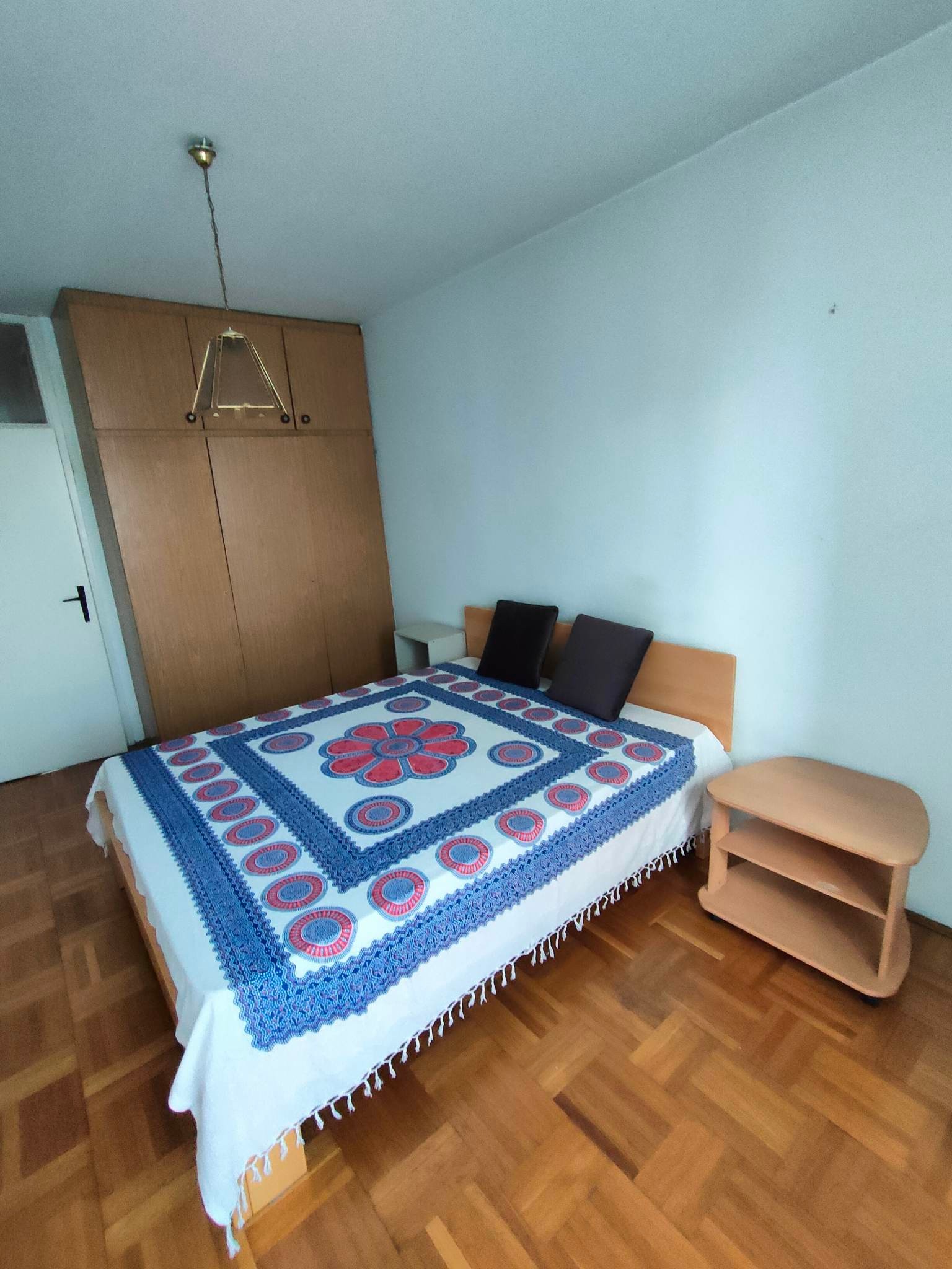 Izdajem trosoban komforan stan na Crvenom Krstu 4