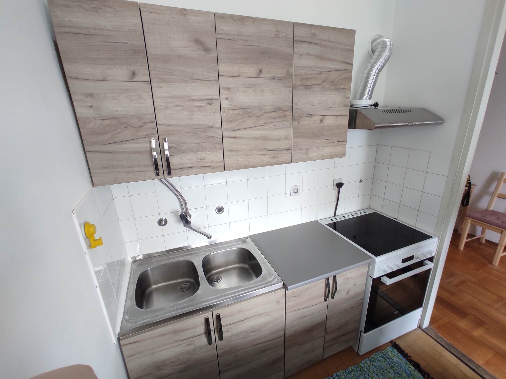 Izdajem trosoban komforan stan na Crvenom Krstu 3