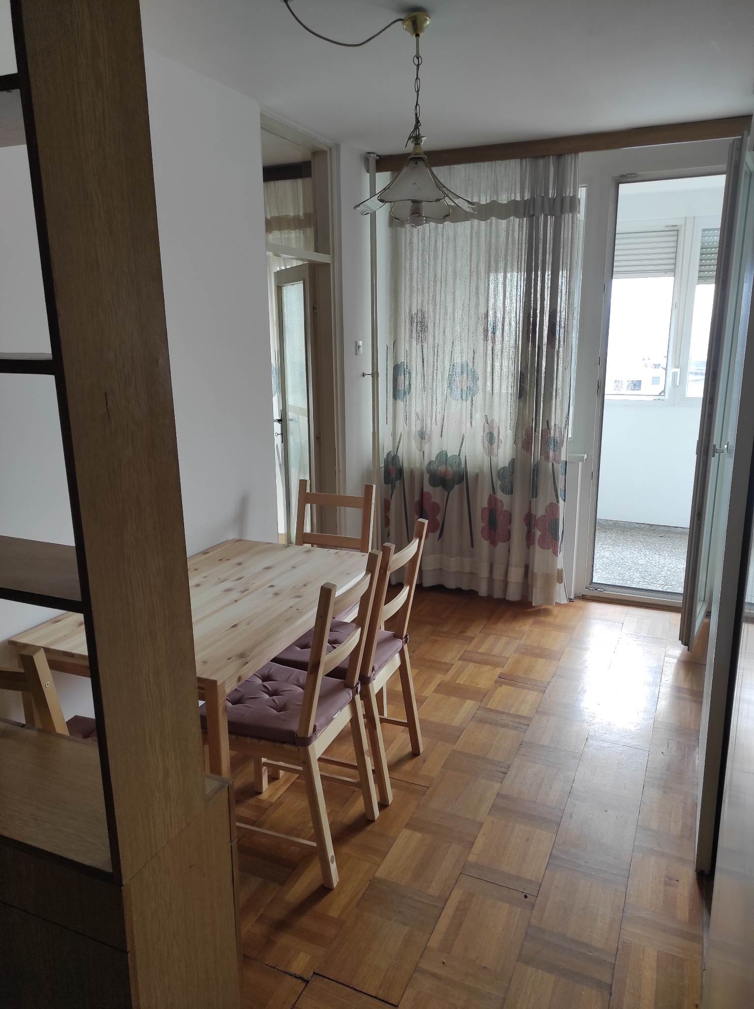 Izdajem trosoban komforan stan na Crvenom Krstu 2