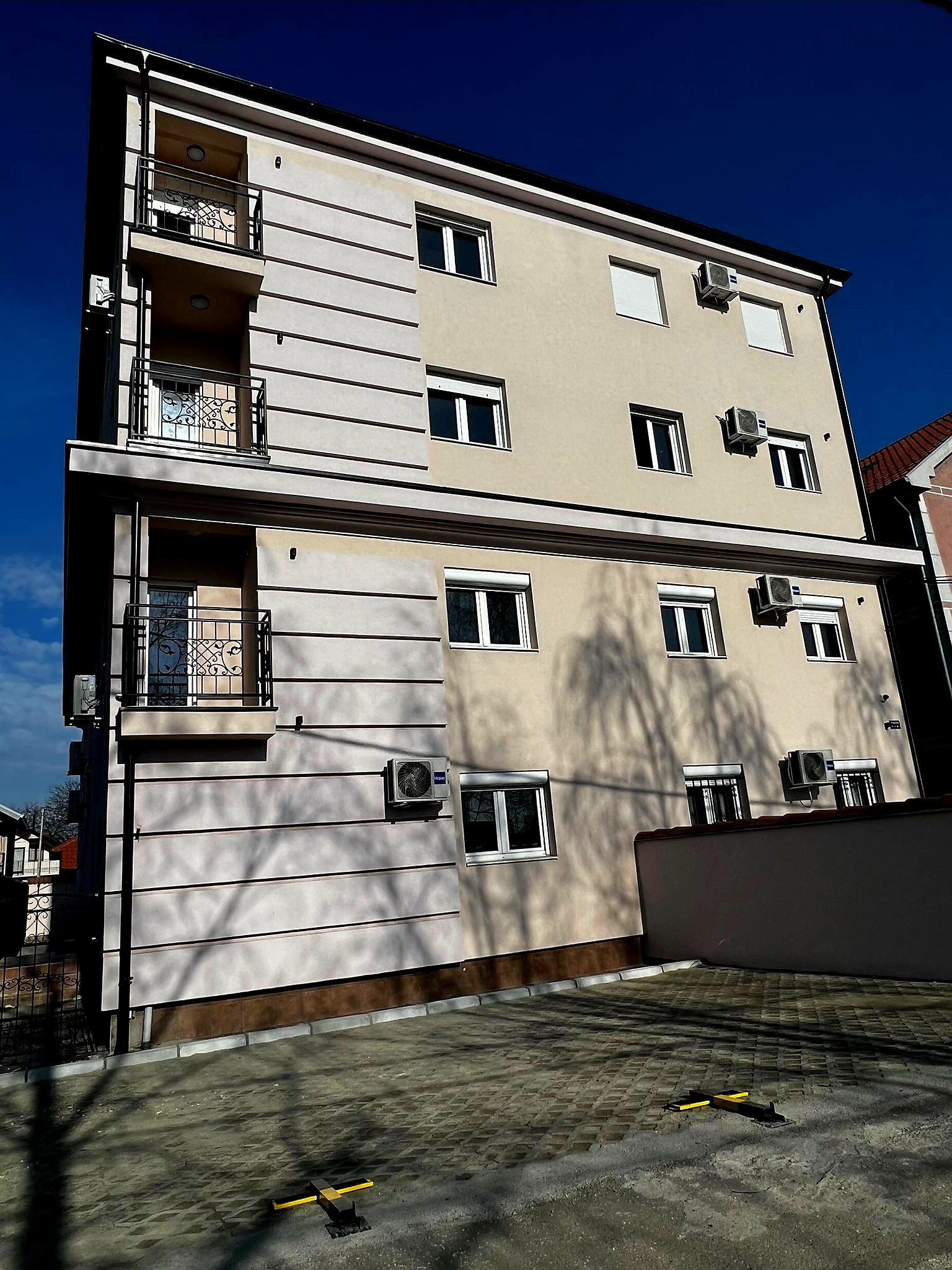 Kotež uknjizeni stanovi od 41 i 43 kvadrata  vlasnik direktna prodaja 8