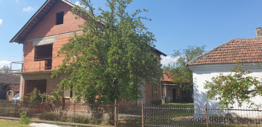 Prodajem seosko domacinstvo Glibovac Smederevska Palanka 1