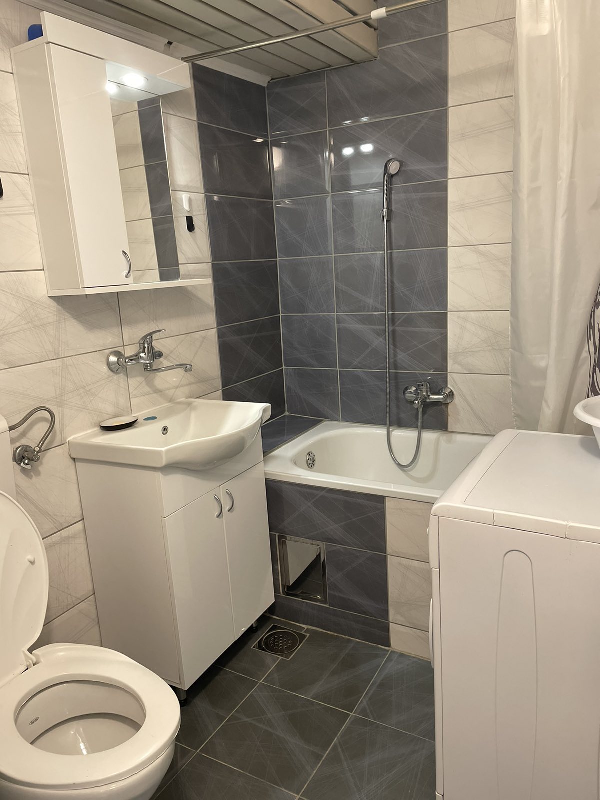 Izdajem stan na Vozdovcu 1