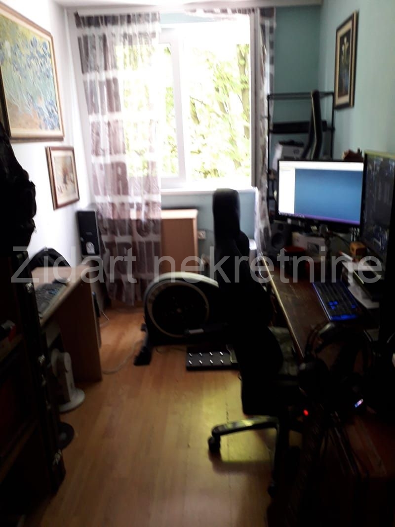 Stara Bežanija, Pere Segedinca, odličan 2.5 stan 3