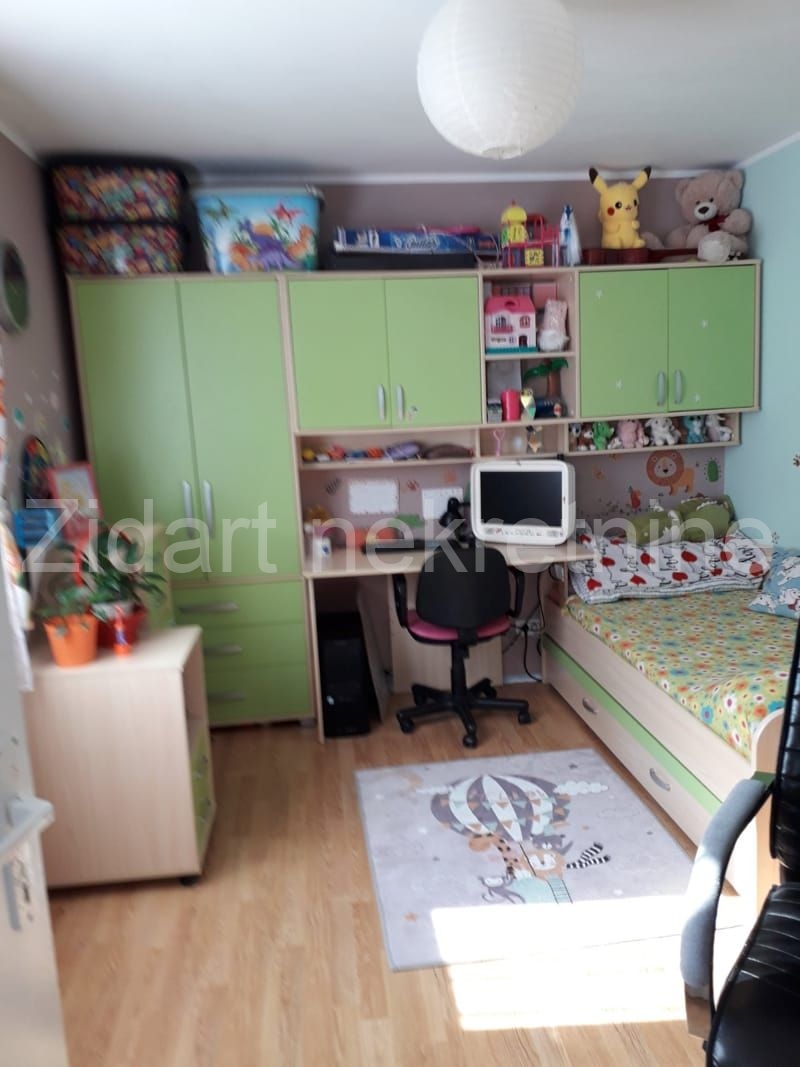 Stara Bežanija, Pere Segedinca, odličan 2.5 stan 2