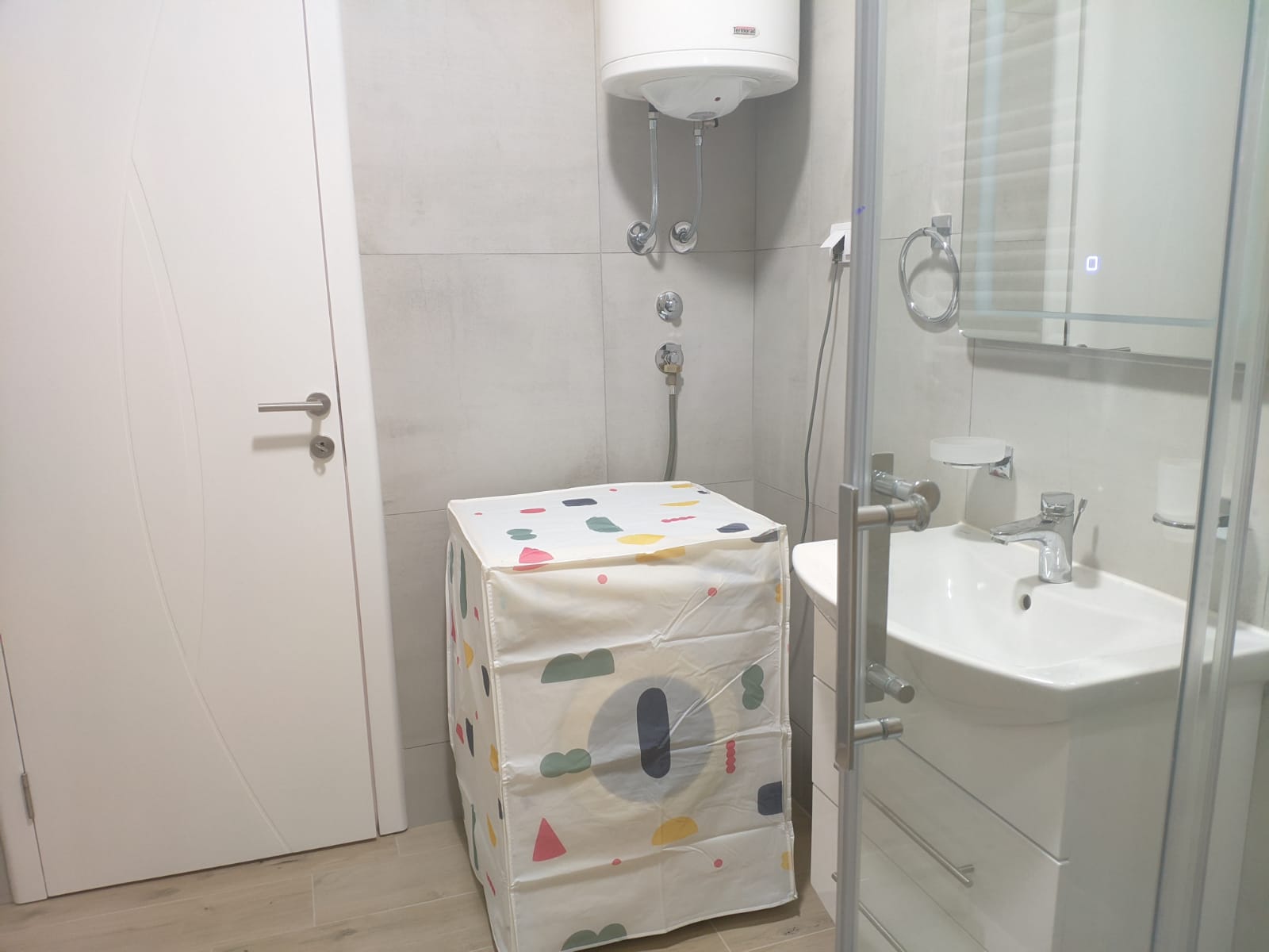 Jednoiposoban stan sa parking mestom  Mala Amerika 5