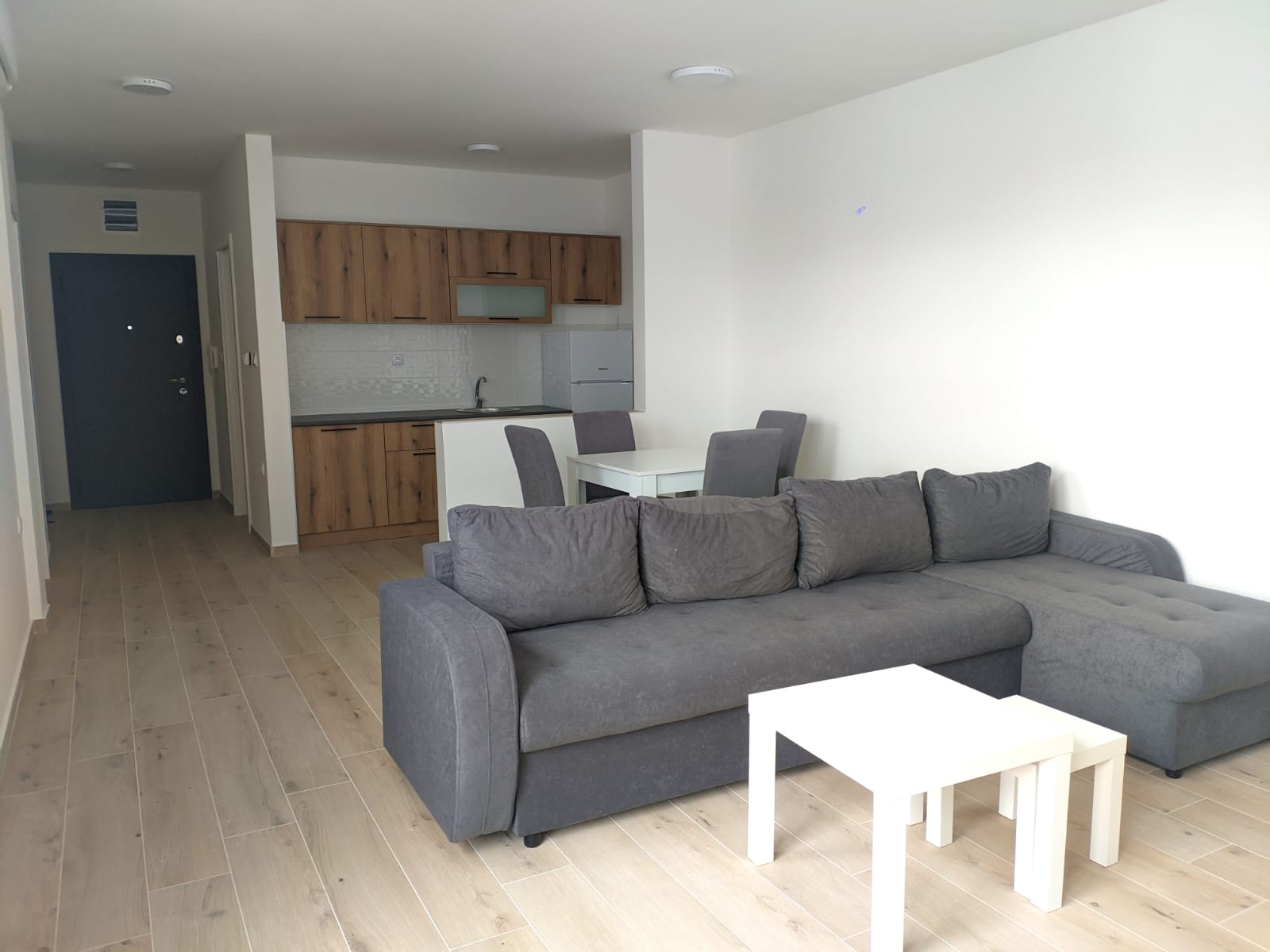 Jednoiposoban stan sa parking mestom  Mala Amerika 7