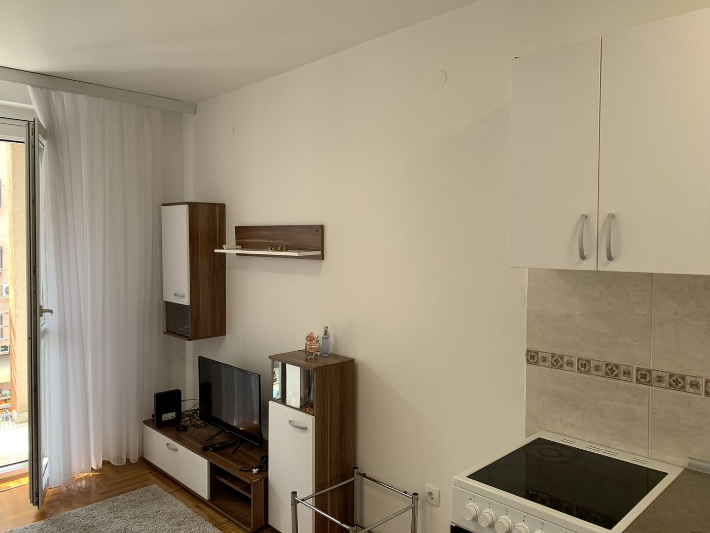 Uknjižena i nameštena garsonjera   izdata za 350    062 792 583 2