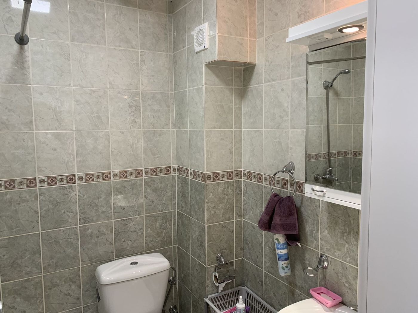 Uknjižena i nameštena garsonjera   izdata za 350    062 792 583 4