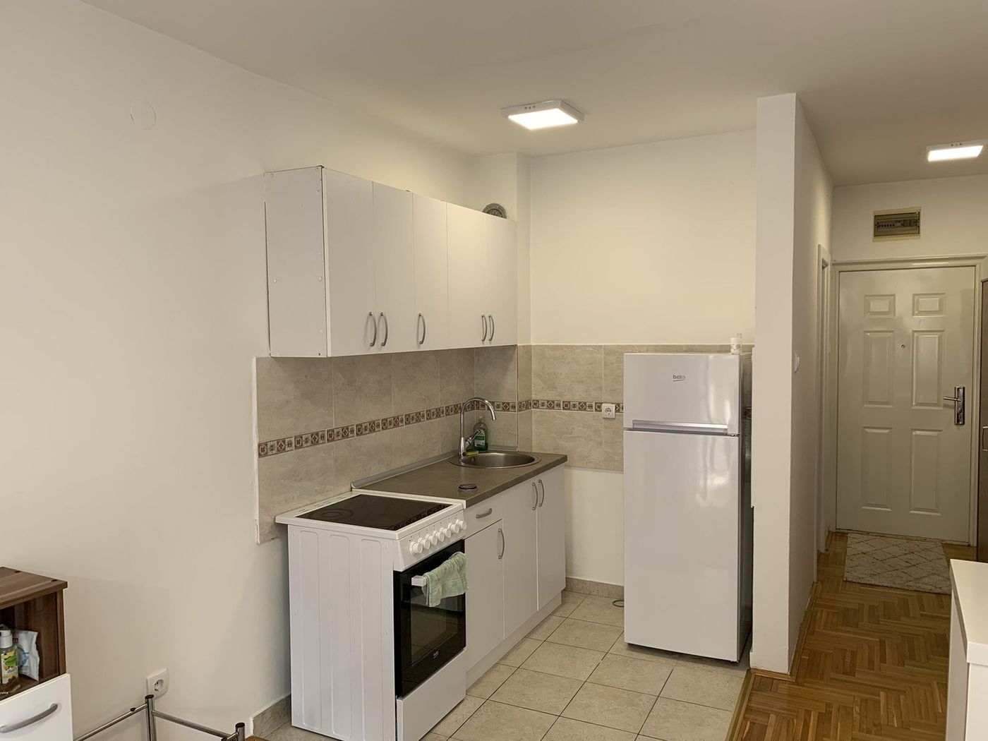 Uknjižena i nameštena garsonjera   izdata za 350    062 792 583 3