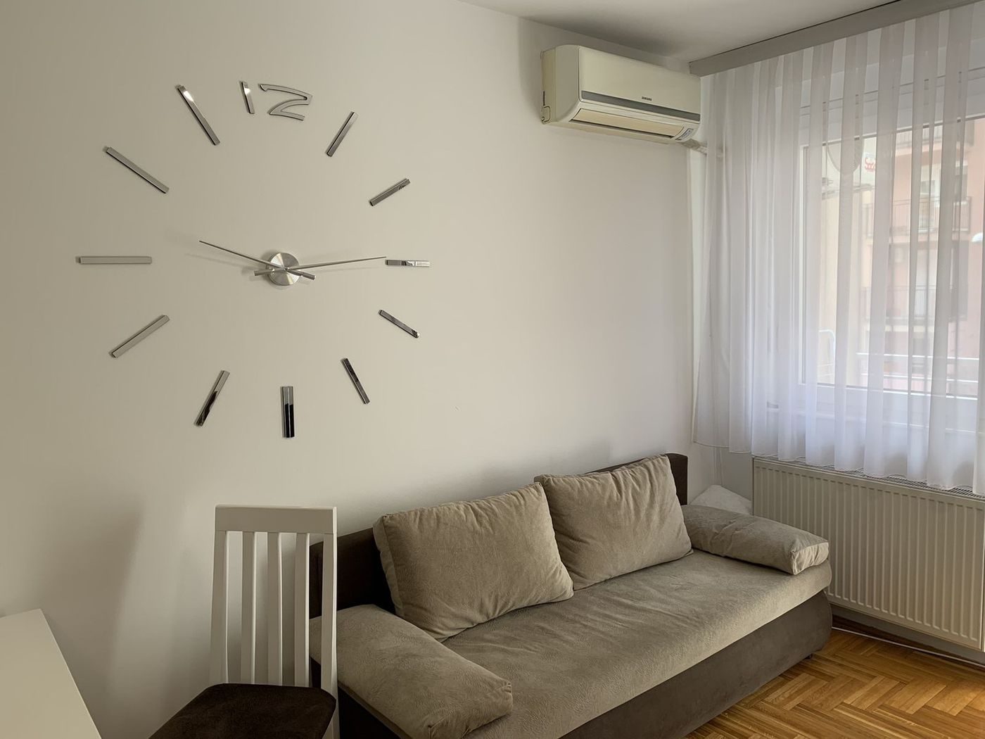 Uknjižena i nameštena garsonjera   izdata za 350    062 792 583 1