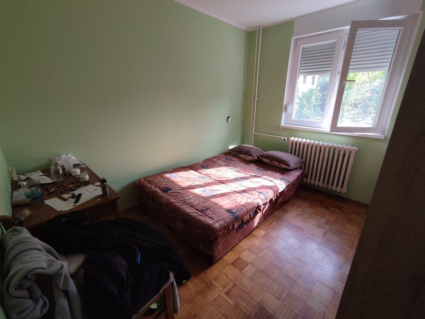 Namešten dvoiposoban stan   iz hodnika u sve prostorije   062 792 583 3