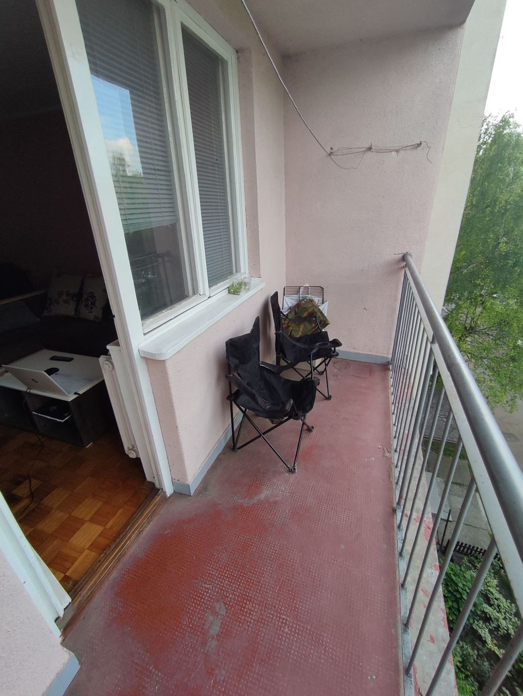 Namešten dvoiposoban stan   iz hodnika u sve prostorije   062 792 583 5