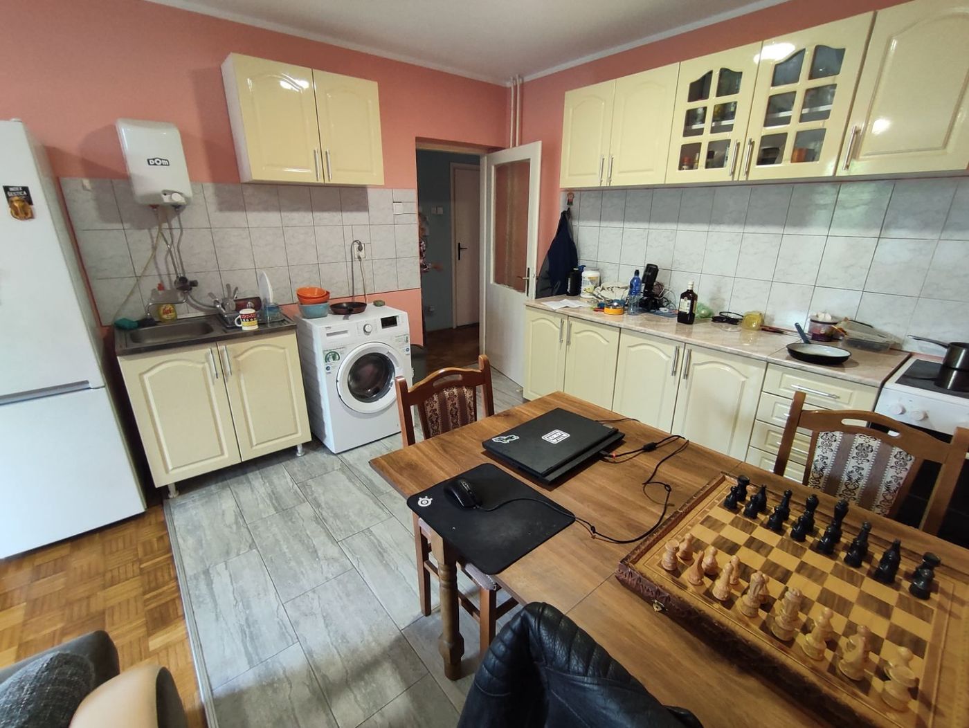 Namešten dvoiposoban stan   iz hodnika u sve prostorije   062 792 583 4