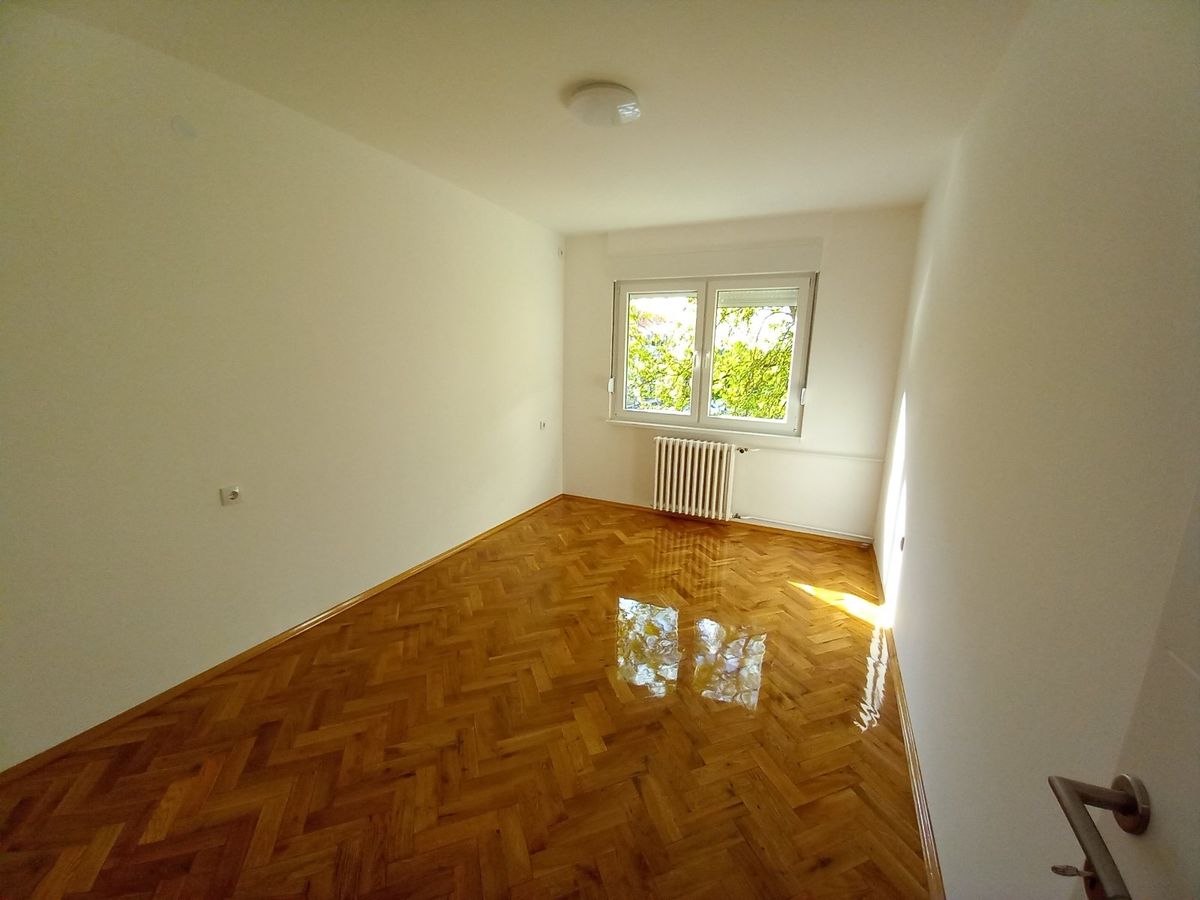 Kompletno renoviran dvoiposoban stan   odmah useljiv   062 792 583 2