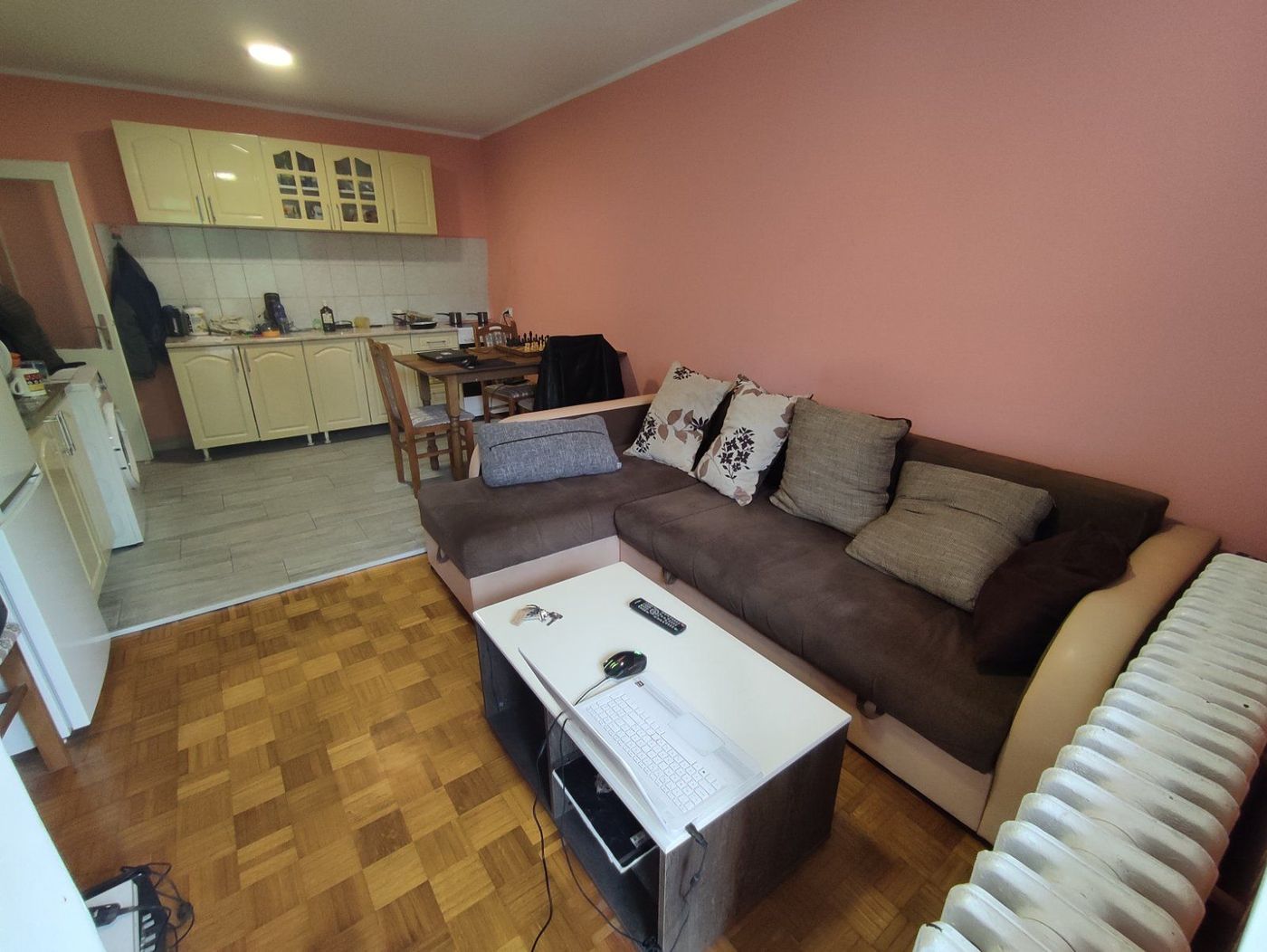 Namešten dvoiposoban stan   iz hodnika u sve prostorije   062 792 583 1