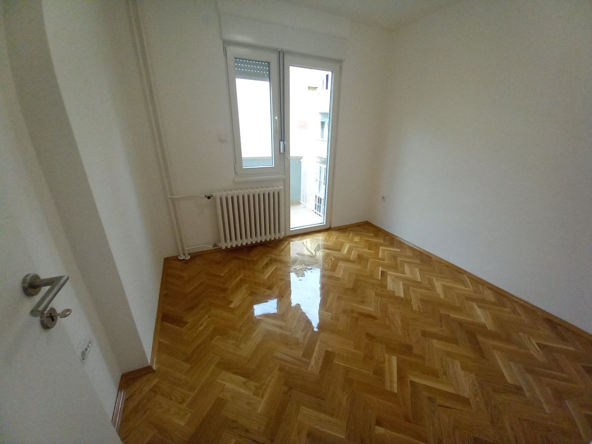 Kompletno renoviran dvoiposoban stan   odmah useljiv   062 792 583 3