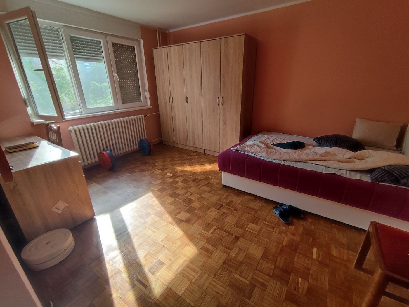 Namešten dvoiposoban stan   iz hodnika u sve prostorije   062 792 583 2