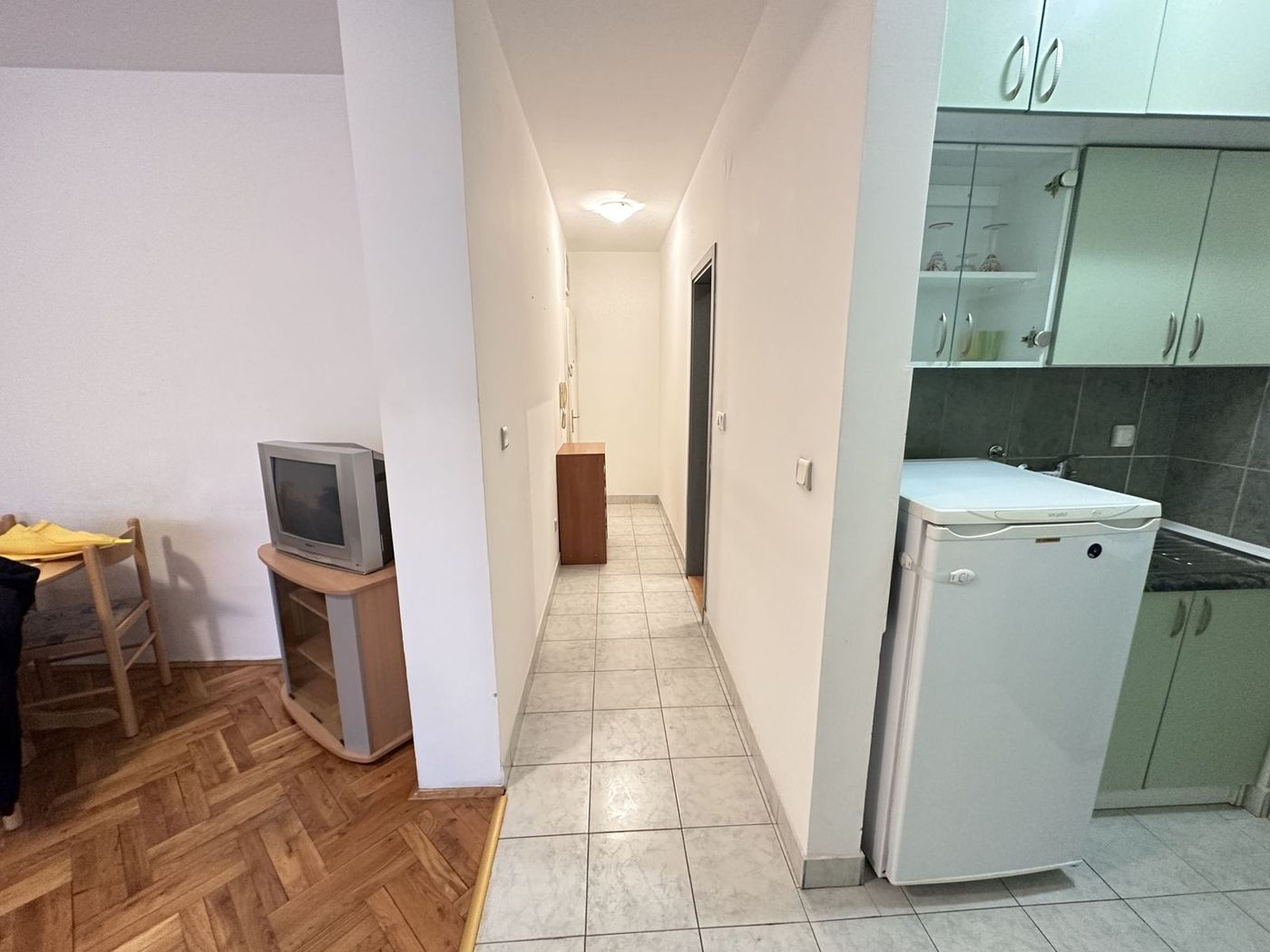 Odmah useljiv stan   parking za stanare   062 792 583 3