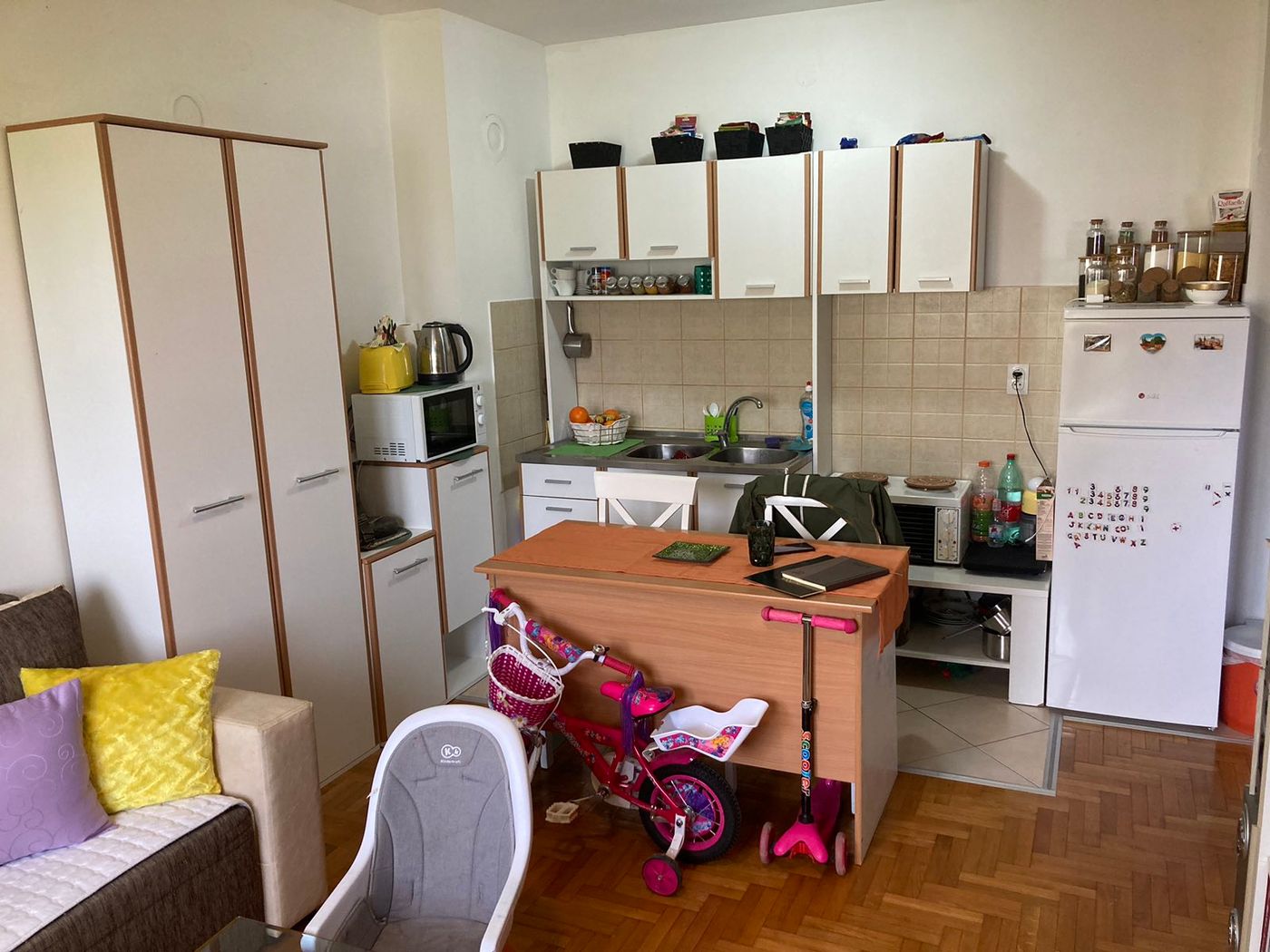 Uknjižen  parking za stanare   odličan   062 792 583 3