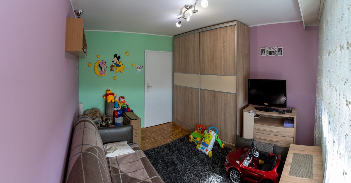 Kompletno renoviran   idealan raspored   otvoren pogled 062 792 583 2