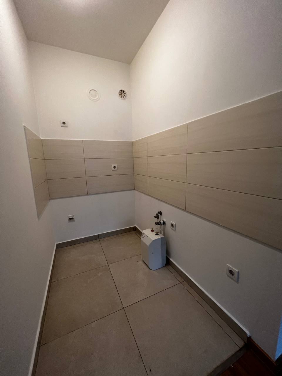 Hitna prodaja  snižena cena   odmah useljiv 062 792 583 4