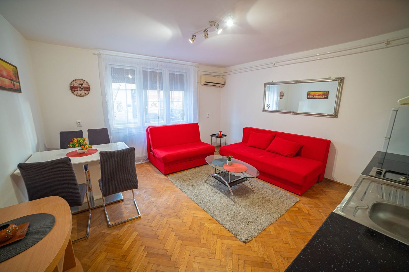 Olge Petrov   namešten   odmah useljiv   uknjižen   može kredit   062 792 583 1